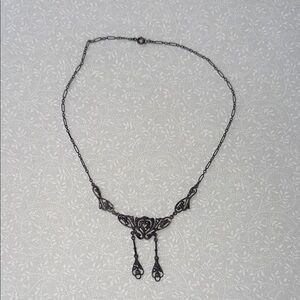 Sophisticated Silver Necklace with Minimalist Design‎